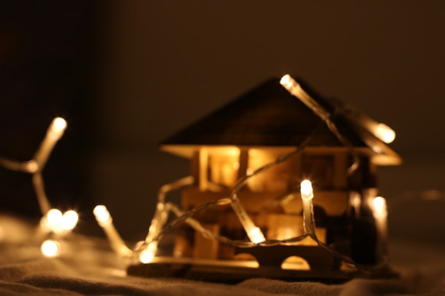 Model domu obmotaný svetelnou svietiacou reťazou.jpg
