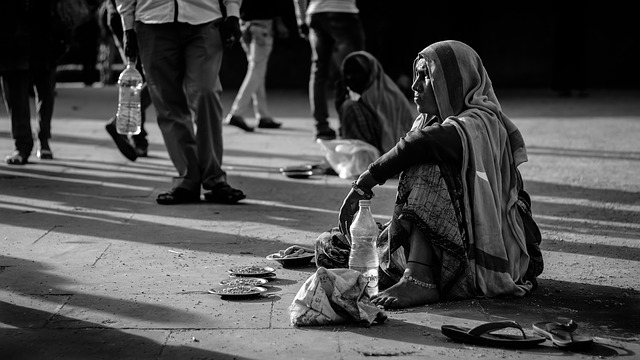 bezdomovkyňa na ulici.jpg