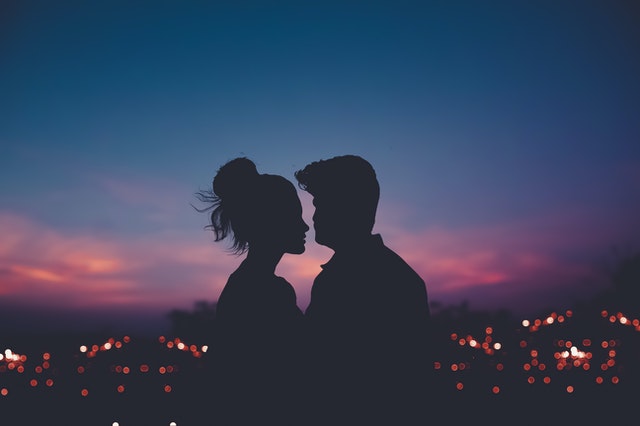 Siluet muža a ženy, ktorí sa bozkávajú